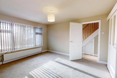 3 bedroom semi-detached house to rent, Harewood Crescent, Oakworth