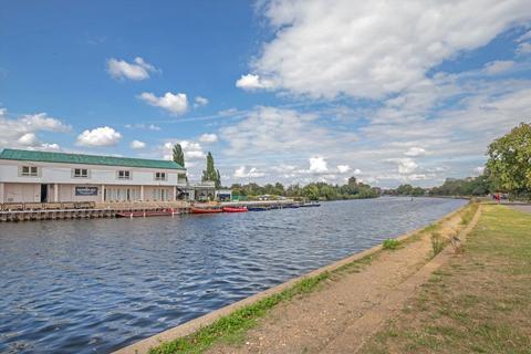 2 bedroom flat for sale, Portsmouth Road, Surbiton KT6