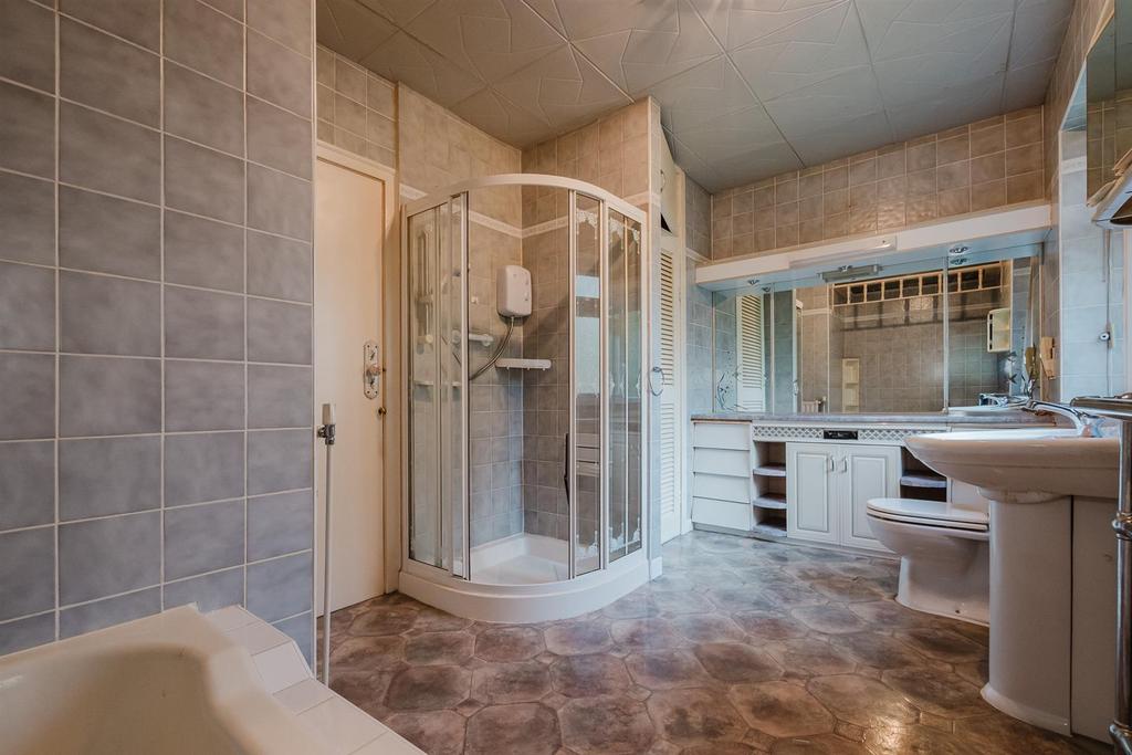 Family Bathroom.jpg