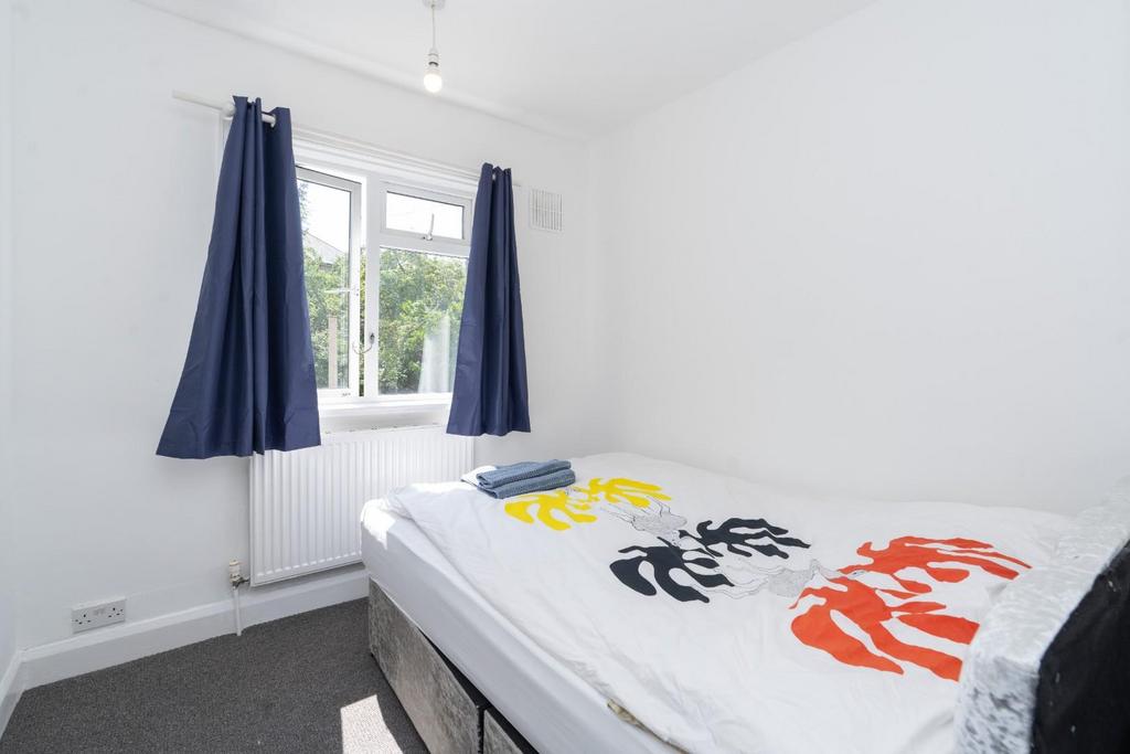 Laburnum Road 04652.jpg