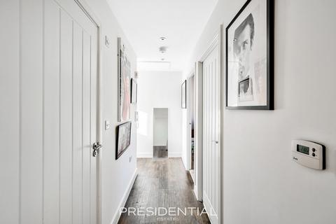 undefined, Harlow CM17