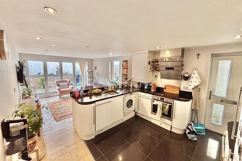 2 bedroom flat to rent, Smith Street, Watford, WD18