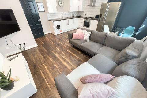 4 bedroom flat to rent, Kempston Street, L3 8HE,