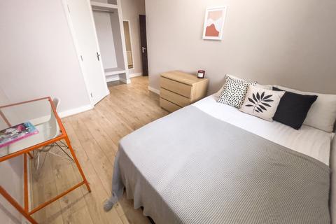 4 bedroom flat to rent, Kempston Street, L3 8HE,