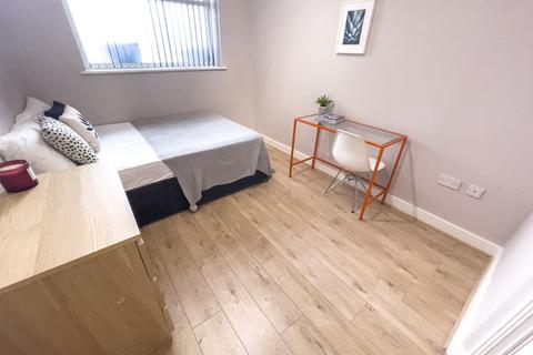 4 bedroom flat to rent, Kempston Street, L3 8HE,