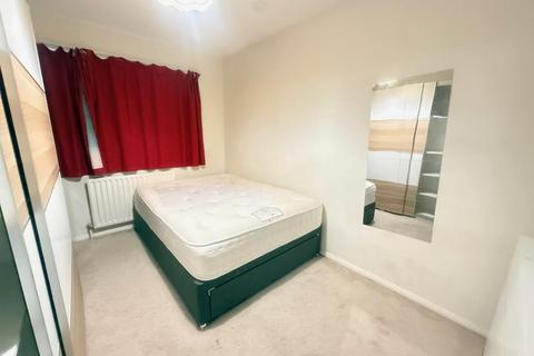 3 bedroom semi-detached house to rent, Hengrove Close,  Headington,  OX3