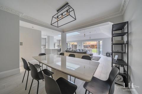 4 bedroom semi-detached house for sale, Upminster Road, Hornchurch