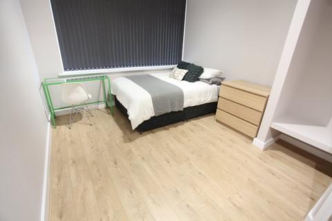 6 bedroom flat to rent, Kempston Street, L3 8HE,