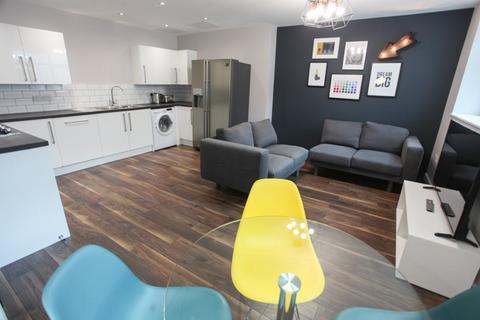 6 bedroom flat to rent, Kempston Street, L3 8HE,