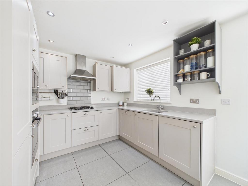 CAM03303 G0-PR0250-STILL018.jpg