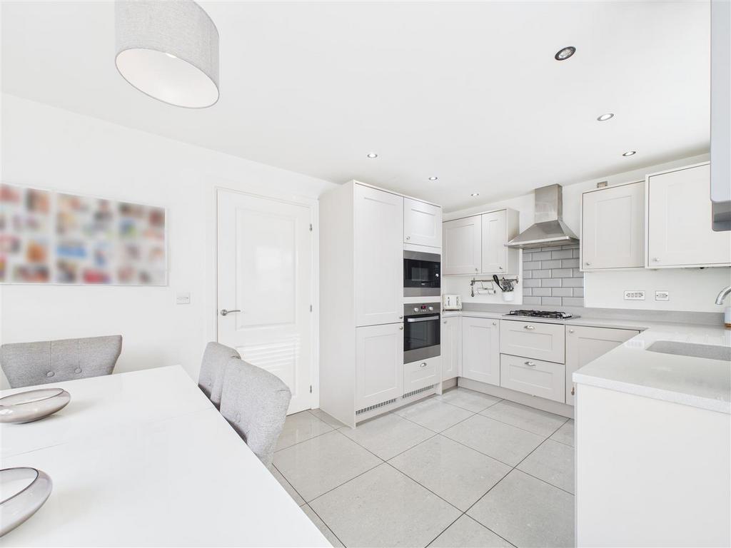 CAM03303 G0-PR0250-STILL020.jpg