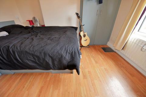 1 bedroom in a house share to rent, 26 Langdale Avenue House Share