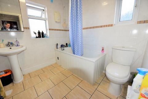 1 bedroom in a house share to rent, 26 Langdale Avenue House Share