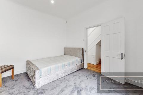 undefined, Room 2, Hutton Grove, London, N12