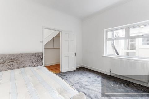 undefined, Room 2, Hutton Grove, London, N12