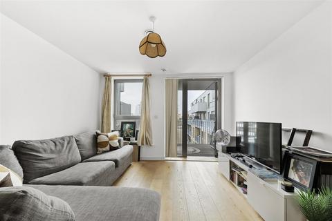1 bedroom flat for sale, Chesworth Court, Fulneck Place, London