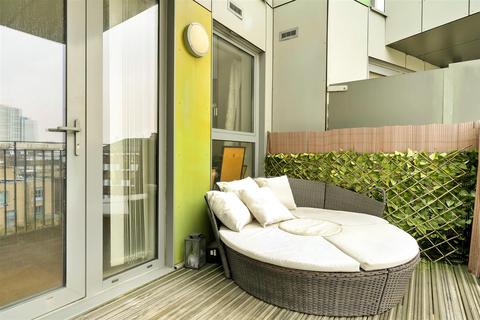 1 bedroom flat for sale, Chesworth Court, Fulneck Place, London