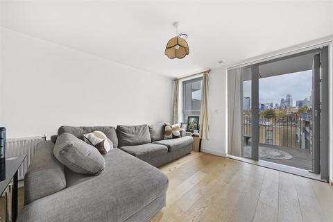 1 bedroom flat for sale, Chesworth Court, Fulneck Place, London
