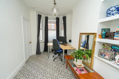 undefined, Rothschild Road, Wing