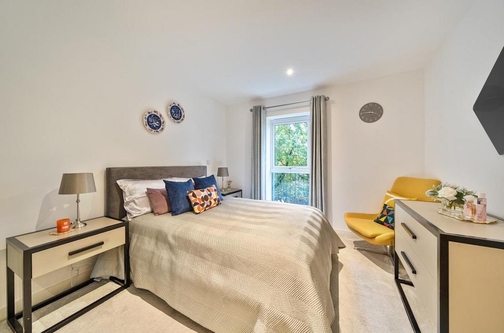 Davidson Frost-Wellings, DFW, Royal Court, Bedroom