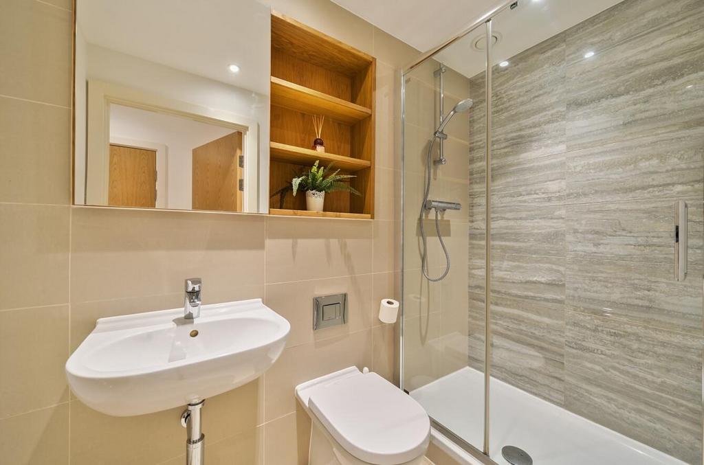 Davidson Frost-Wellings, DFW, Royal Court, Shower