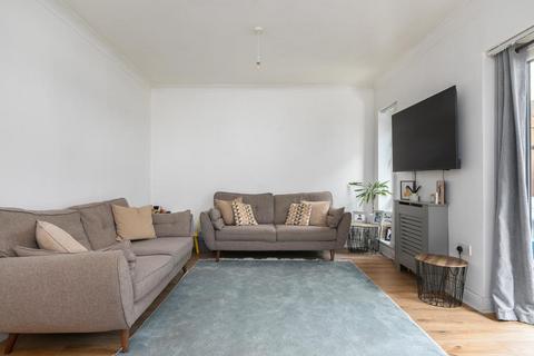 2 bedroom flat for sale, High Road, London
