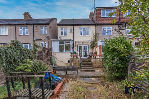 3 bedroom end of terrace house for sale, Lyndhurst Drive, Hornchurch