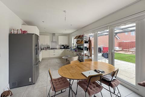 4 bedroom detached house to rent, Mead Avenue, Cambridge CB22