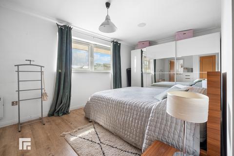 3 bedroom apartment to rent, Seville House, Century Wharf, Cardiff Bay