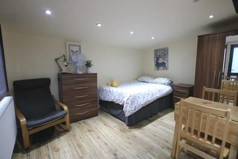 Studio to rent, St. Pauls Avenue, London