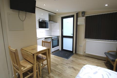 Studio to rent, St. Pauls Avenue, London