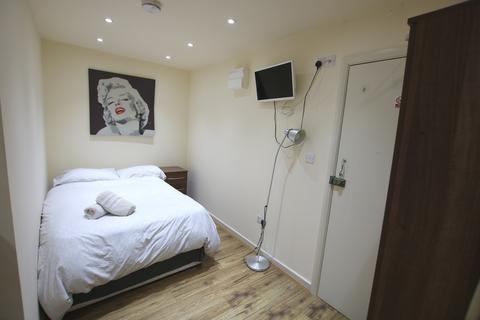Studio to rent, High Road, London
