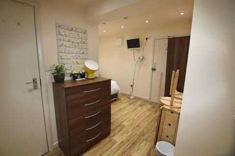 Studio to rent, High Road, London