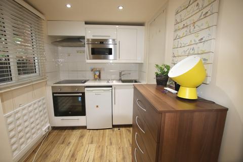Studio to rent, High Road, London