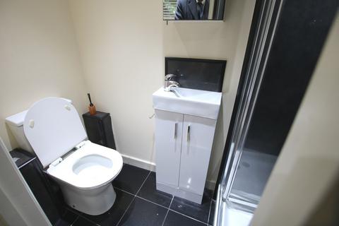 Studio to rent, High Road, London