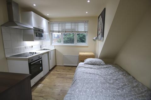Studio to rent, High Road, London
