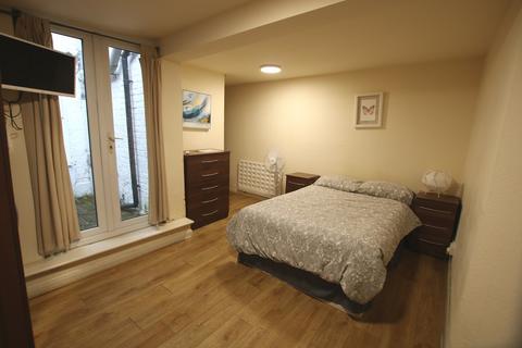 Studio to rent, High Road, London