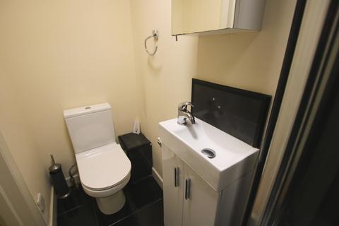 Studio to rent, High Road, London