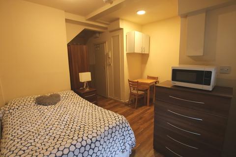 Studio to rent, Chatsworth Road, London