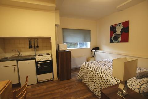 Studio to rent, Chatsworth Road, London