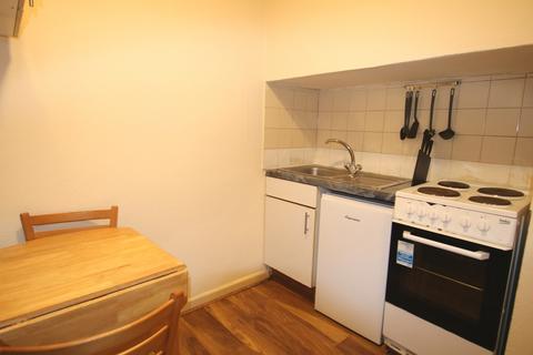 Studio to rent, Chatsworth Road, London