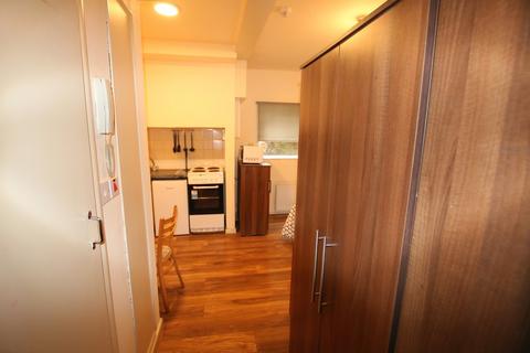 Studio to rent, Chatsworth Road, London