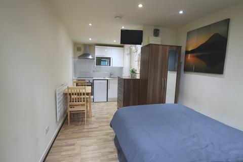 Studio to rent, Chatsworth Road, London