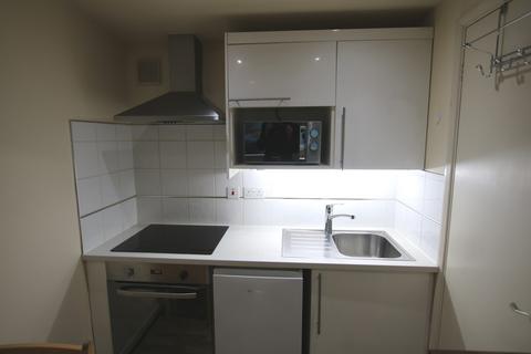 Studio to rent, Chatsworth Road, London