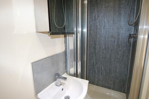 Studio to rent, Chatsworth Road, London