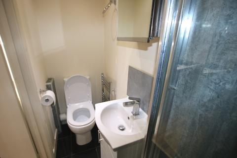 Studio to rent, Chatsworth Road, London