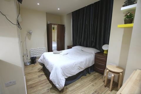 Studio to rent, High Road, London