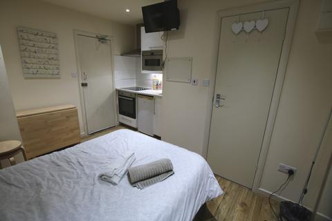 Studio to rent, High Road, London