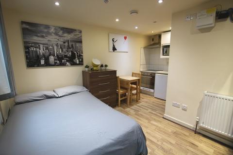 Studio to rent, Ash Grove, London