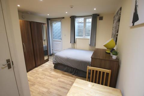 Studio to rent, Ash Grove, London